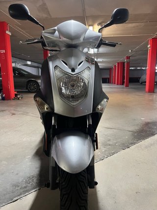 Moto Scooter Negra y Plateada