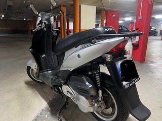 Moto Scooter Negra y Plateada