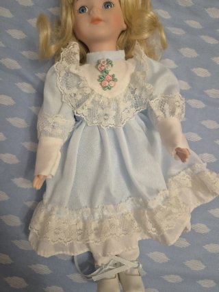 Muñeca porcelana pequeña