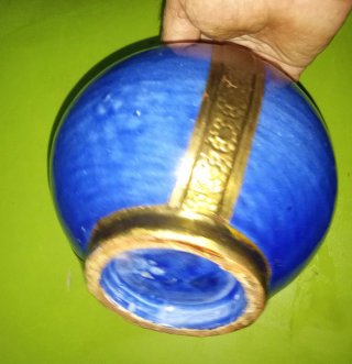 Jarrón azul con detalles dorados