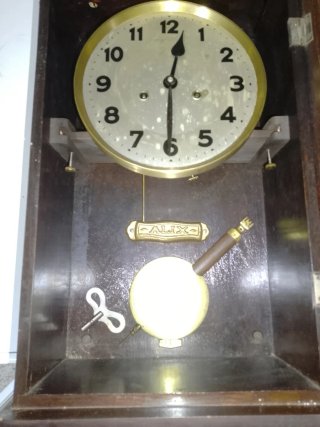 Reloj de pared antiguo madera y metal