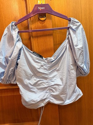 Camisa azul con cordones y cremallera al costado