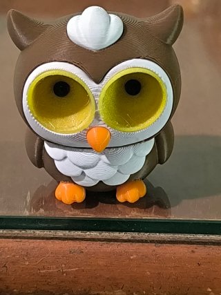 Búho con ojos brillantes que siguen tú mirada