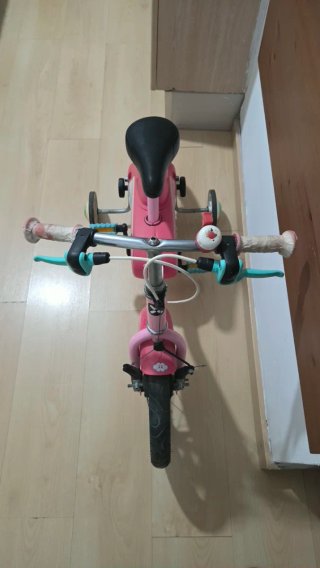 Bicicleta infantil rosa con ruedines