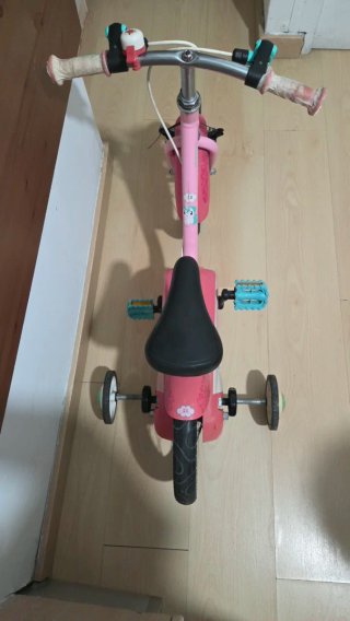 Bicicleta infantil rosa con ruedines