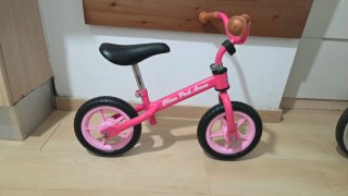 Bicicleta infantil rosa con ruedines