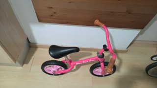 Bicicleta infantil rosa con ruedines