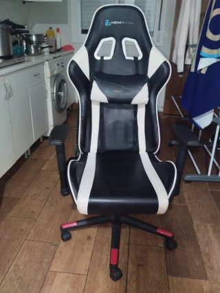 Silla Gamer Newskill Negra y Blanca