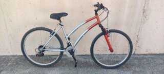 Bicicleta de montaña plateada y roja nueva