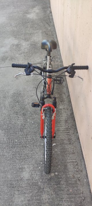 Bicicleta de montaña plateada y roja nueva