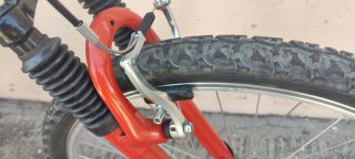 Bicicleta de montaña plateada y roja nueva