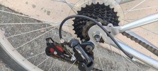Bicicleta de montaña plateada y roja nueva