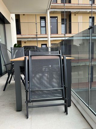 Set de cuatro sillas de jardín de aluminio.