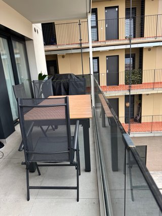 Set de cuatro sillas de jardín de aluminio.