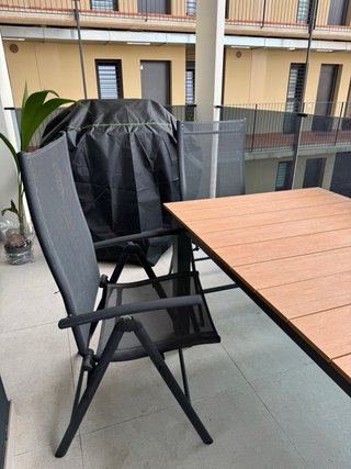 Set de cuatro sillas de jardín de aluminio.