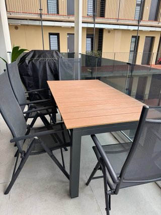 Set de cuatro sillas de jardín de aluminio.