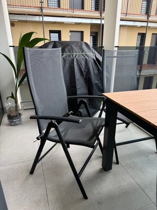 Set de cuatro sillas de jardín de aluminio.