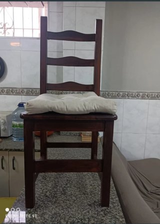 Sillas de madera con cojín beige