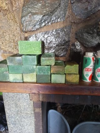 Jabón verde artesanal con bicicleta Peugeot