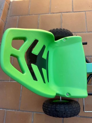 Kart a pedales verde para niños