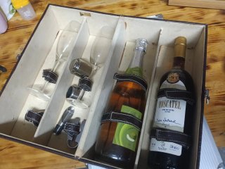 Caja de vinos y copas