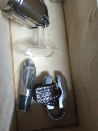 Caja de vinos y copas