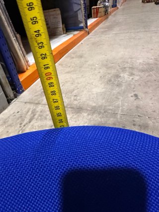 Tres sillas de tubo tapizadas en azul