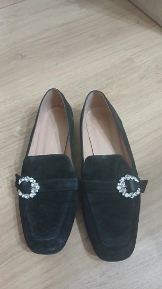 Zapatos negros con pedrería de El Corte Inglés