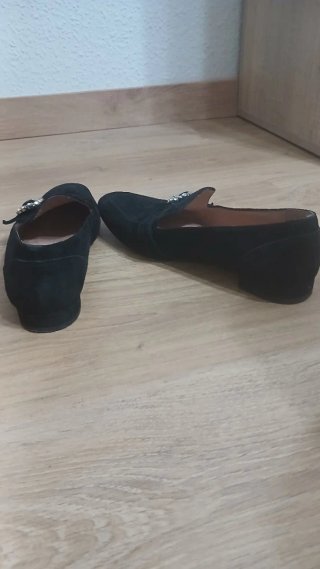 Zapatos negros con pedrería de El Corte Inglés