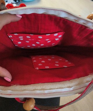 Bolso de mimbre con lazo rojo lunares