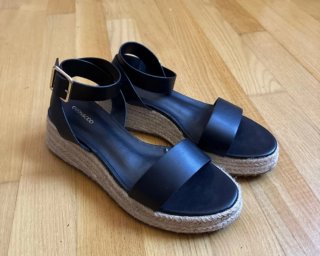 Sandalias cuña EVEN&ODD negras