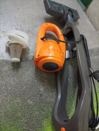 Aspiradora de mano naranja y gris