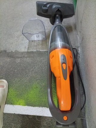Aspiradora de mano naranja y gris