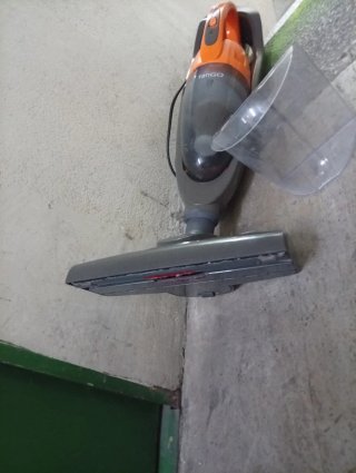 Aspiradora de mano naranja y gris