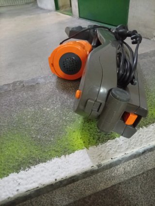 Aspiradora de mano naranja y gris