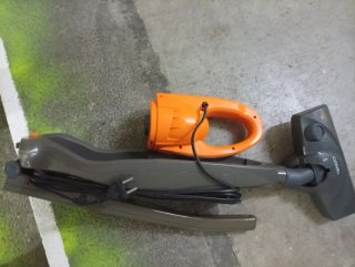 Aspiradora de mano naranja y gris