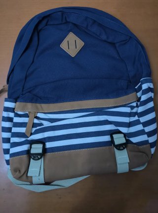Mochila escolar azul y blanca