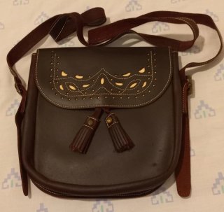 Bolso de piel marrón con flecos