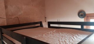Cama alta de madera negra