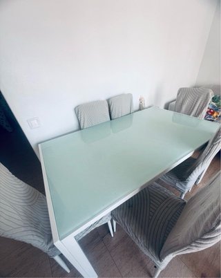 Mesa de comedor de cristal y sillas