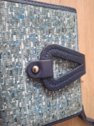 Cartera azul y gris