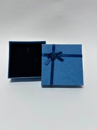 Caja de regalo para joyas azul con lazo 9 cm lado