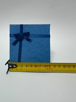 Caja de regalo para joyas azul con lazo 9 cm lado