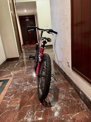 Bicicleta de montaña roja