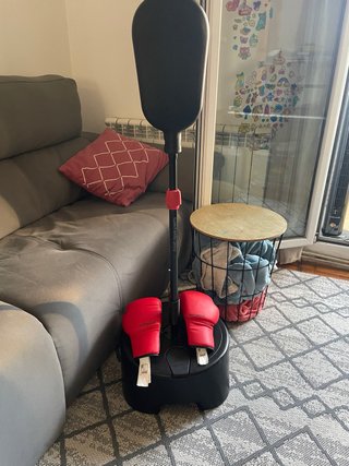 Saco de boxeo y guantes rojos