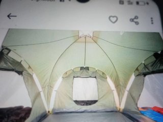 Tienda de campaña familiar tipo iglú con tres habi