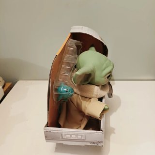 Figura Star Wars Baby Yoda Grogu Hasbro con sonido