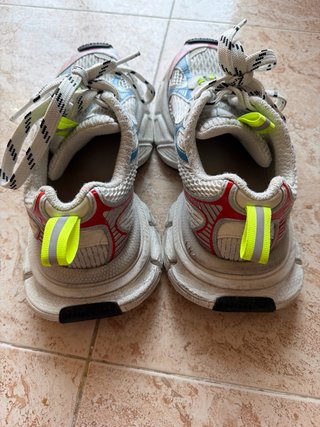 Zapatillas deportivas multicolor y blancas