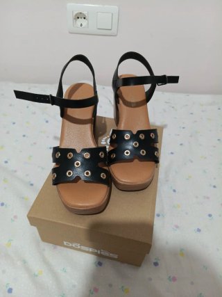 Sandalias de tacón negras y marrones Son nuevas