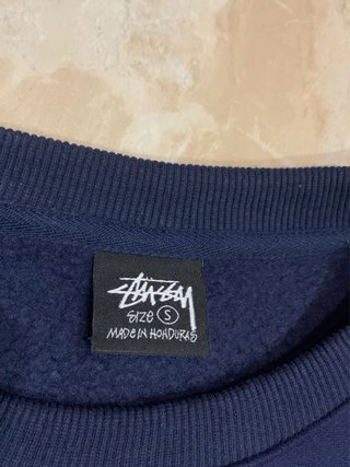 Sudadera Stüssy en azul marino.